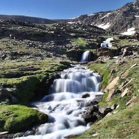 TODOSIERRANEVADA ZONA BAJA -PLAZA PRINCIPAL-Junto a los Telecabinas Sierra Nevada Exterior foto