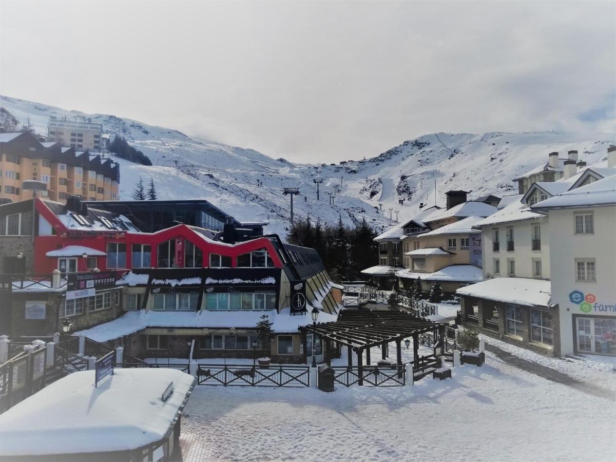 TODOSIERRANEVADA ZONA BAJA -PLAZA PRINCIPAL-Junto a los Telecabinas Sierra Nevada Exterior foto