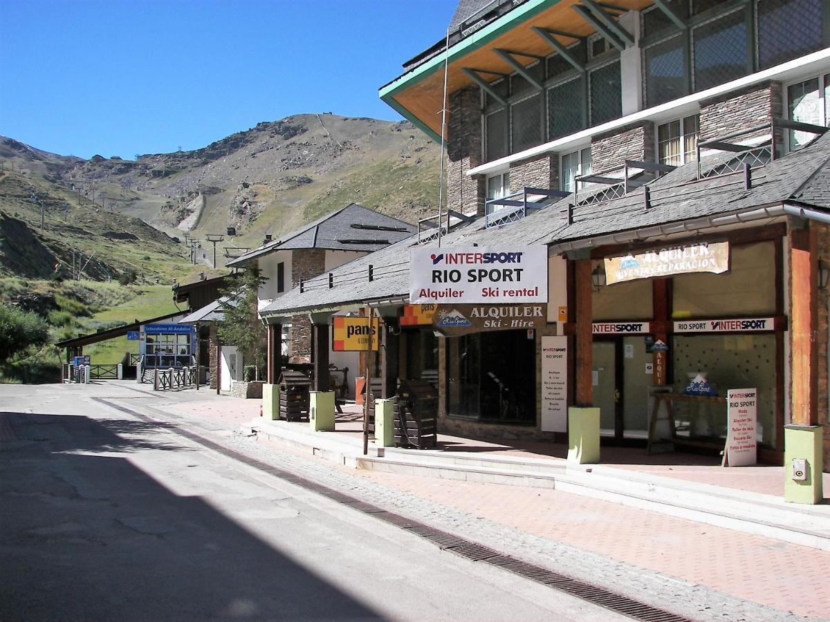 TODOSIERRANEVADA ZONA BAJA -PLAZA PRINCIPAL-Junto a los Telecabinas Sierra Nevada Exterior foto