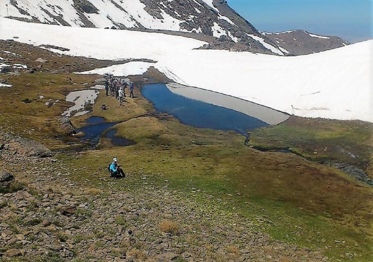 TODOSIERRANEVADA ZONA BAJA -PLAZA PRINCIPAL-Junto a los Telecabinas Sierra Nevada Exterior foto