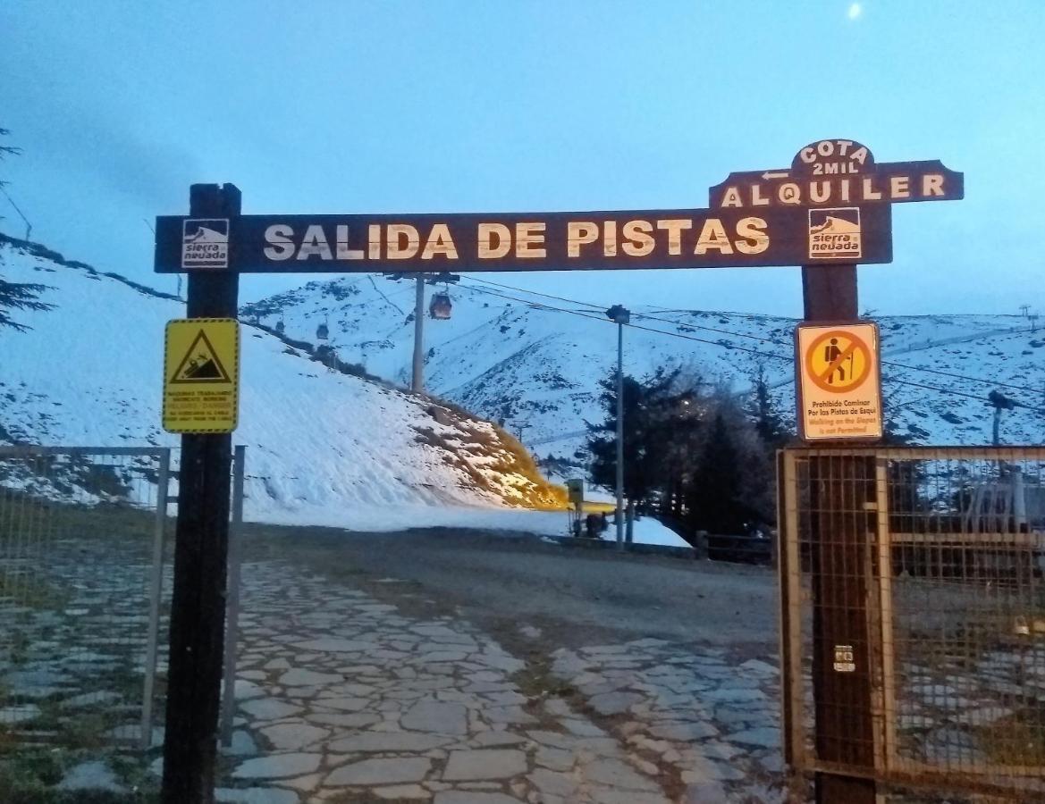 TODOSIERRANEVADA ZONA BAJA -PLAZA PRINCIPAL-Junto a los Telecabinas Sierra Nevada Exterior foto