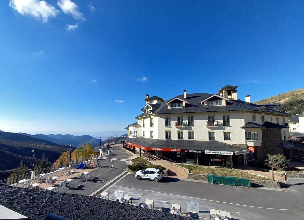 TODOSIERRANEVADA ZONA BAJA -PLAZA PRINCIPAL-Junto a los Telecabinas Sierra Nevada Exterior foto