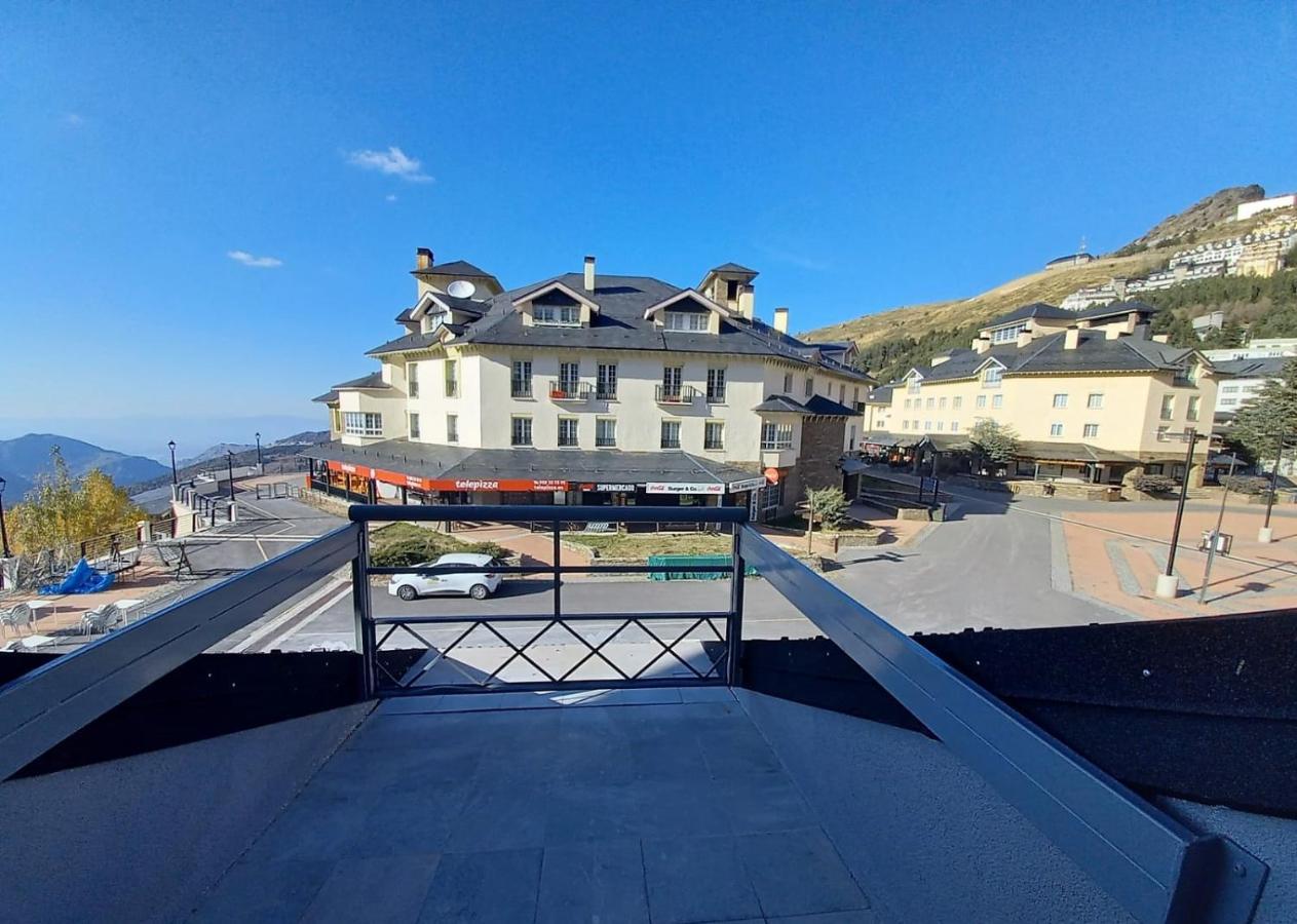 TODOSIERRANEVADA ZONA BAJA -PLAZA PRINCIPAL-Junto a los Telecabinas Sierra Nevada Exterior foto
