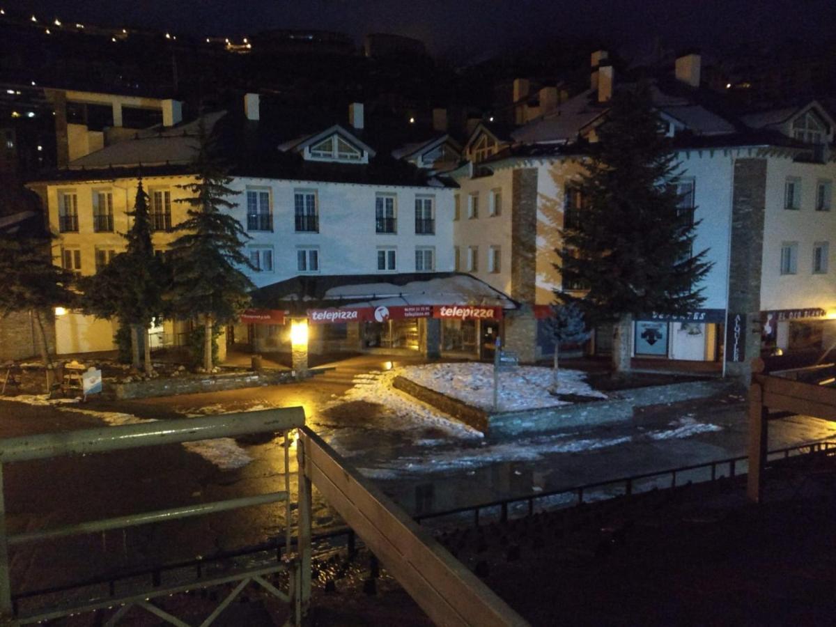 TODOSIERRANEVADA ZONA BAJA -PLAZA PRINCIPAL-Junto a los Telecabinas Sierra Nevada Exterior foto